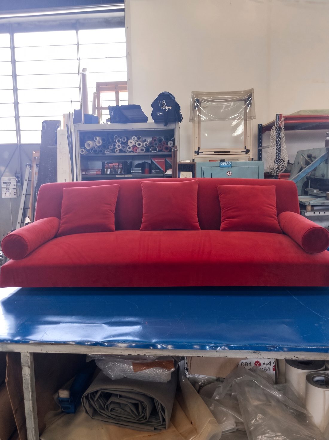 Canapé en velours rouge refait à l'atelier – Maison Chevalier